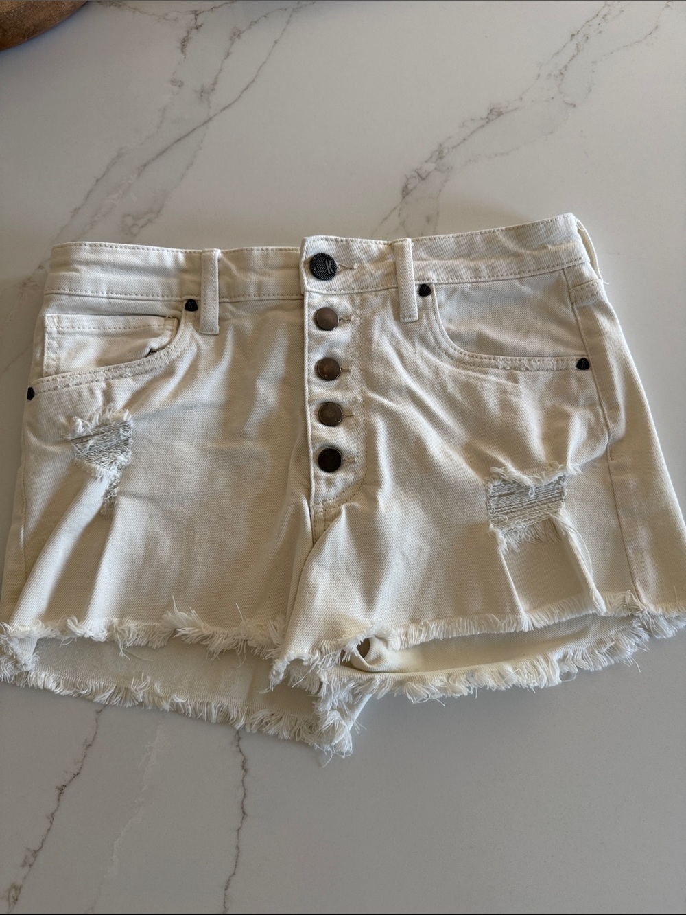 Kut from the Kloth Jane High rise short in off white size 4